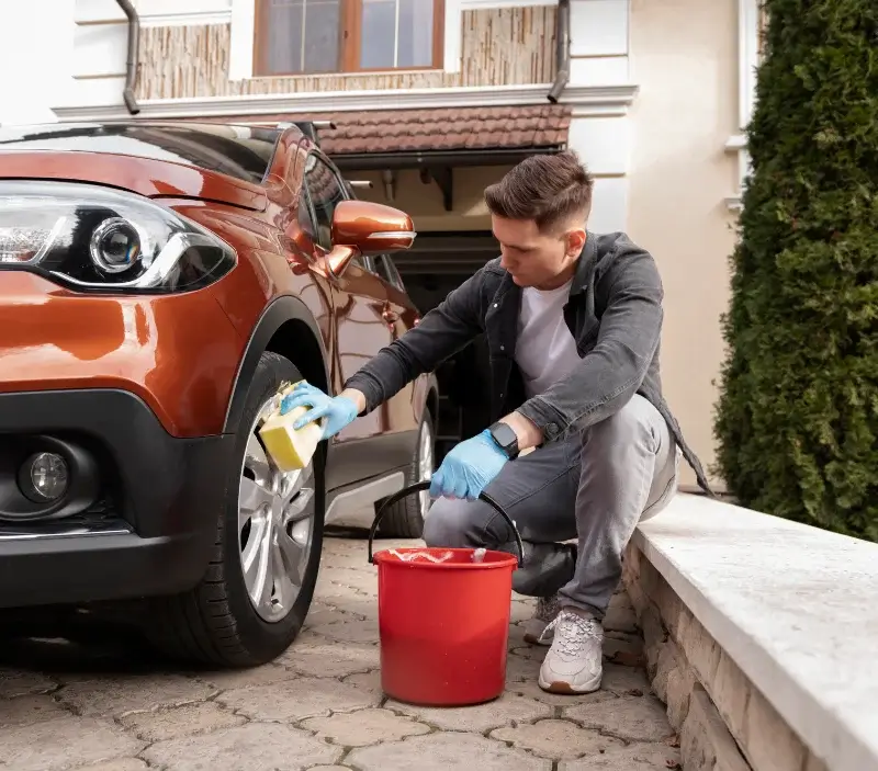 Lavage auto à domicile Saint-Pair-sur-Mer : professionnel intervenant sur un véhicule